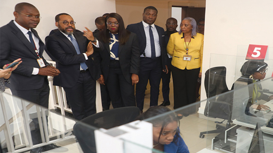Ministro Marcy Lopes visita lojas de registo 