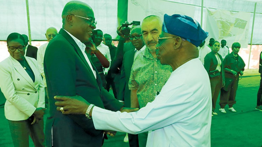 Olusegun Obasanjo (&agrave; dir.) em Benguela