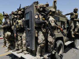 Militares e blindados apoiam agentes anti-imigração em Los Angeles  - DR