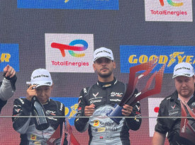 Piloto angolano Rui Andrade (centro), em Imola (Itália) - Cedida