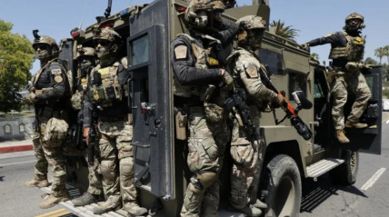 Militares e blindados apoiam agentes anti-imigração em Los Angeles - DR