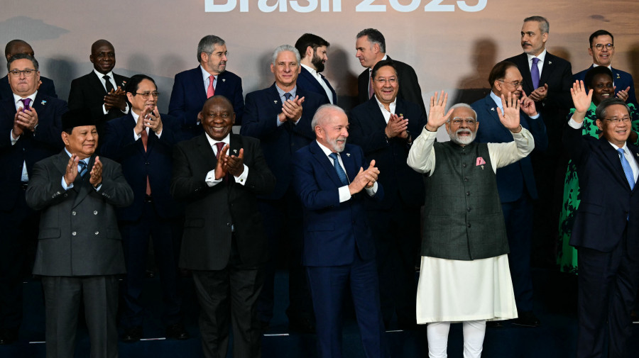 Chefes de Estado e membros de governos e parceiros na foto de família na cimeira dos BRICS, no Brasil (Ministro Téte António, fila de trás - 2º esq.)