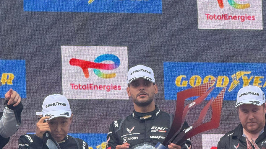 Piloto angolano Rui Andrade (centro), em Imola (Itália)