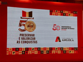 Painel ilustrativo da outorga da medalha comemorativa dos 50 anos da Independência Nacional - Edições Novembro
