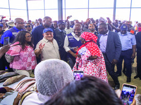 Mercado da Mabunda em Luanda  - Edições Novembro