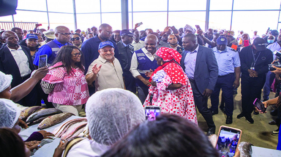 Mercado da Mabunda em Luanda 