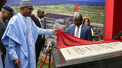 Antigo Presidente da Nigéria, Muhammadu Buhari (esq) na inauguração da Refinaria de Petróleo e Petroquímica Dangote, em Lagos, em Maio de 2023 - AFP