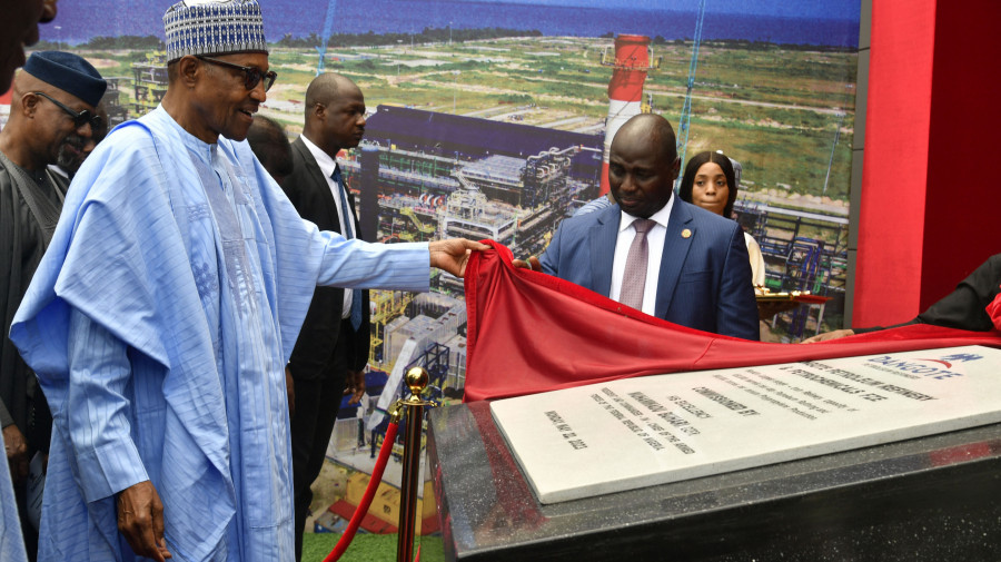 Antigo Presidente da Nigéria, Muhammadu Buhari (esq) na inauguração da Refinaria de Petróleo e Petroquímica Dangote, em Lagos, em Maio de 2023