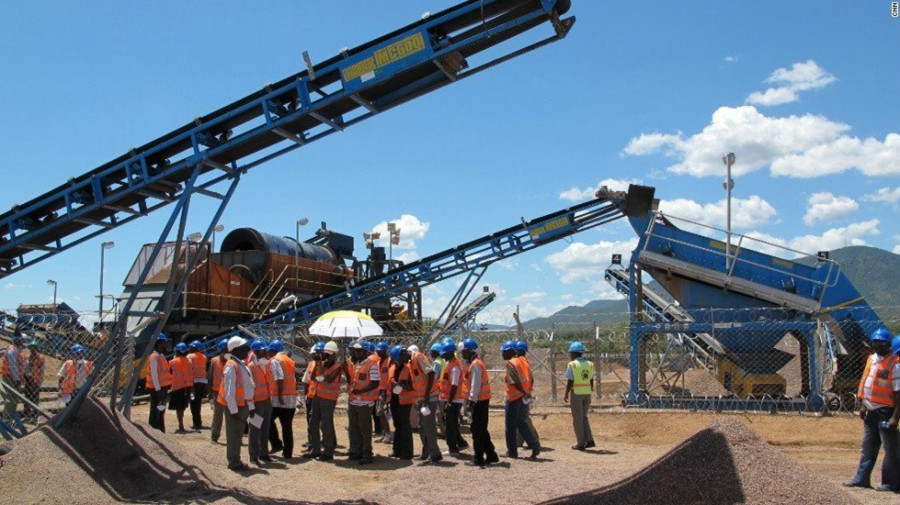 Maior empresa diamant&iacute;fera do Zimbabwe despede 400 trabalhadores 