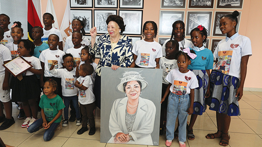 Escritora Maria Eugénia Neto (centro) homenageada pela biblioteca AS Leituras