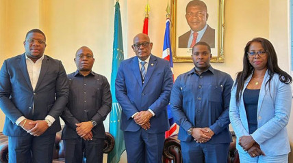 Delegação da PGR com embaixador José Patrício (ao centro) em Londres - DR