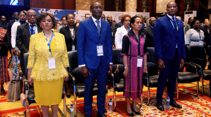 Presidente da Assembleia Nacional, Carolina Cerqueira, (esq.) na reunião da AP - CPLP - Site AN