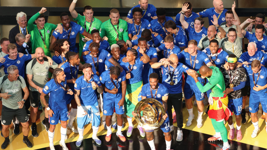  Chelsea exibe trofeu conquistado no mundial de clubes organizado pela FIFA e disputado nos Estados Unidos da América