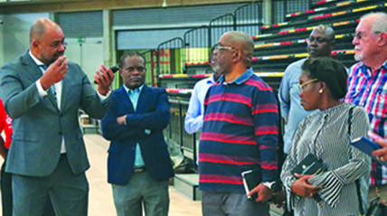 Visita ao pavilhão do Kilamba - Edições Novembro
