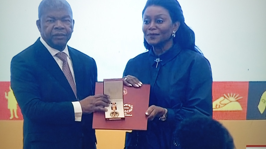 Presidente da República entrega condecoração de José Eduardo dos Santos à viúva, Ana Paula dos Santos