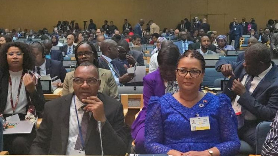 Ministra do Ambiente e o embaixador de Angola no Kenya, na Conferência Africana sobre o Ambiente