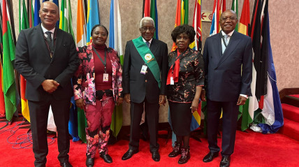 Deputado à Assembleia Nacional, João Vahekeni, (centro) torna-se membro do Parlamento Pan-Africano - Site AN