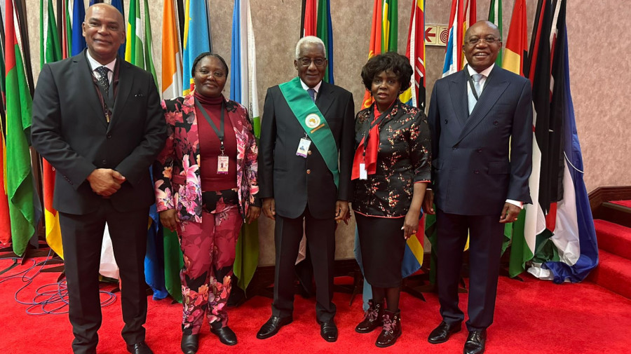 Deputado à Assembleia Nacional, João Vahekeni, (centro) torna-se membro do Parlamento Pan-Africano