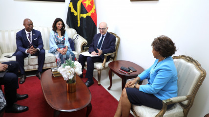 Secretária de Estado (dir), embaixador da Itália (2º dir) e coordenadora residente da ONU (3ª dir) em reunião sobre cimeira em preparação - MIREX