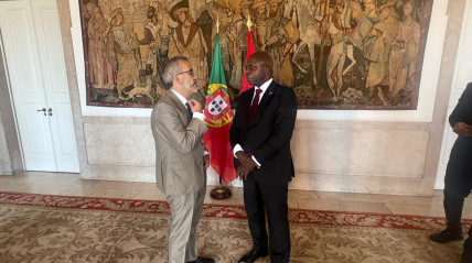 Ministros das Relações Exteriores de Angola (dir.) e dos Negócios Estrangeiros de Portugal  - MIREX