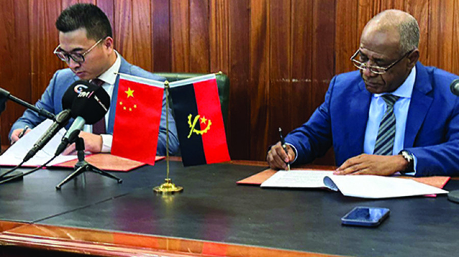 Ministro da Agricultura e Florestas, Isaac dos Anjos, (dir) e rrpesentante da empresa chinesa assinam memorando