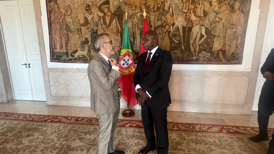 Ministros das Relações Exteriores de Angola (dir.) e dos Negócios Estrangeiros de Portugal