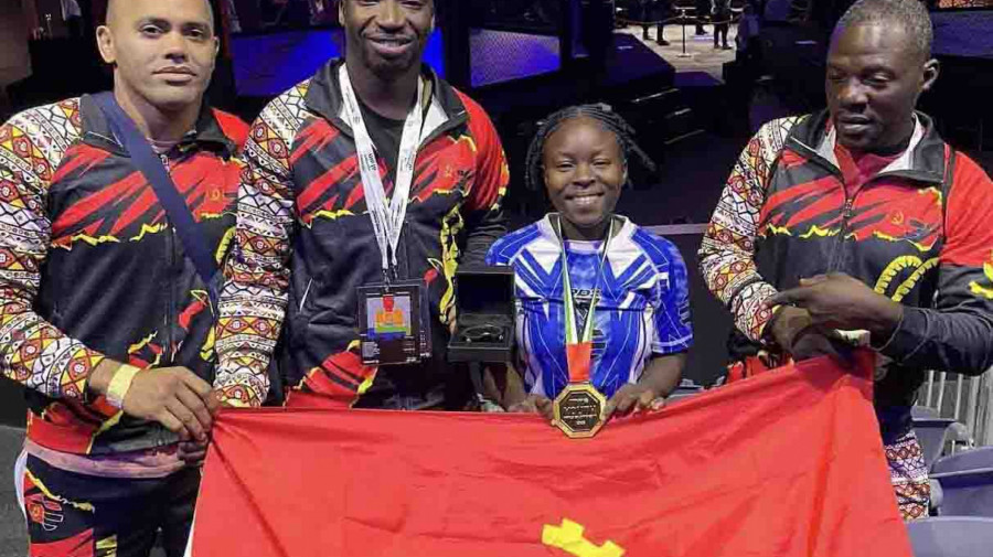 Angolana Stelvia Muhanha (centro) conquista medalha de ouro no mundial de MMA