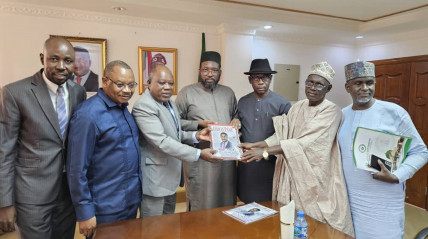 Embaixador de Angola na Nigéria, José Bamóquina Zau, (3º esq.) recebe deputados nigerianos - Cedida