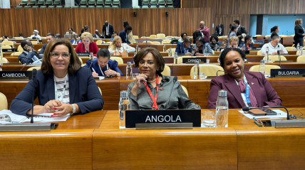 Presidente da Assembleia Nacional, Carolina Cerqueira (centro), na Cimeira das Mulheres Presidentes de Parlamentos - Site AN