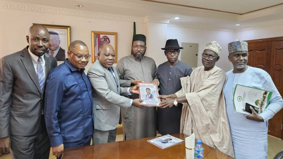 Embaixador de Angola na Nigéria, José Bamóquina Zau, (3º esq.) recebe deputados nigerianos