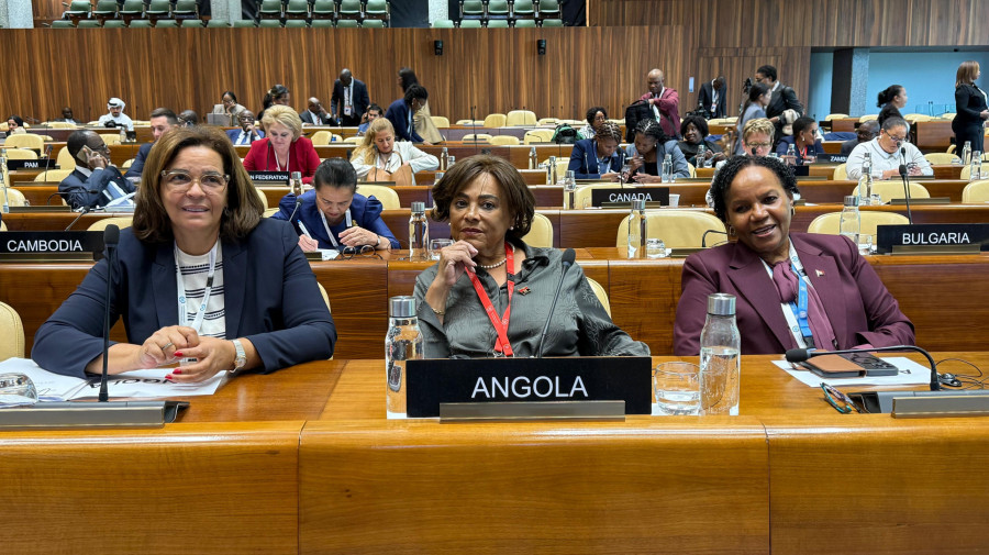 Presidente da Assembleia Nacional, Carolina Cerqueira (centro), na Cimeira das Mulheres Presidentes de Parlamentos