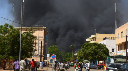Ataque islâmico faz pelo menos 50 mortos em base militar do Burkina Faso