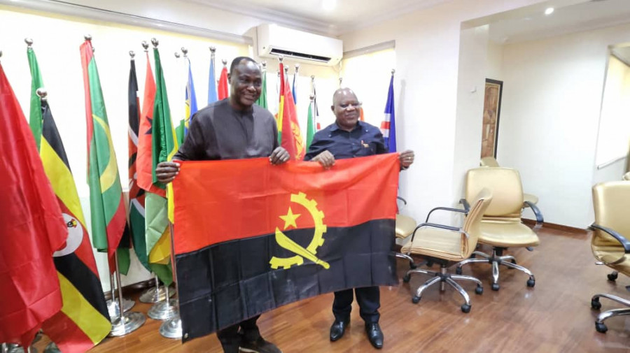 Embaixador de Angola na Nigéria, José Bamóquina Zau, (dir.) entrega bandeira de Angola na AFC