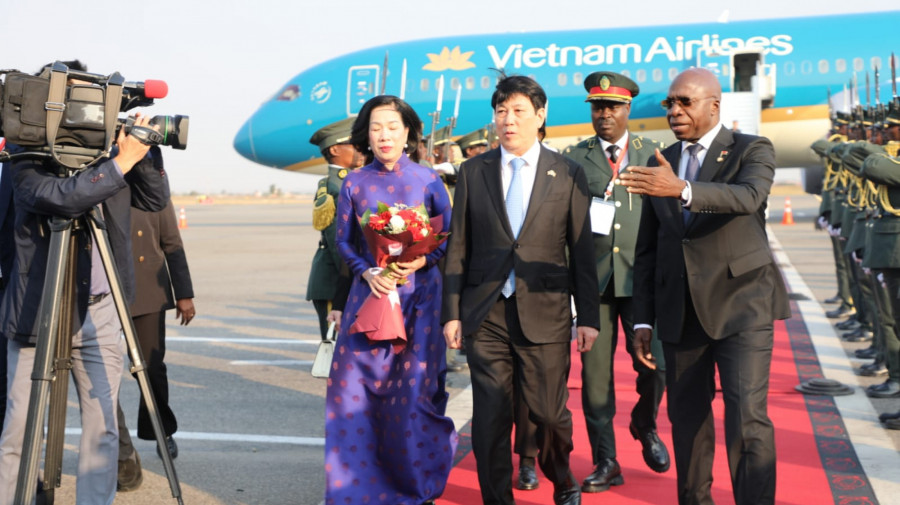 Presidente do Vietname, Luong Chuong, chega a Luanda para uma visita de três dias