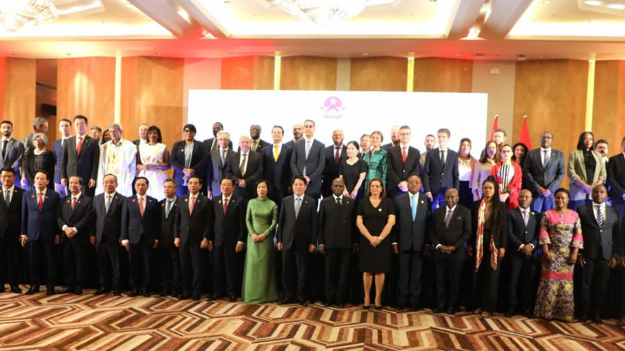 Presidente do Vietname (centro) na foto de família das celebrações dos 50 anos das Relações Angola-Vietname