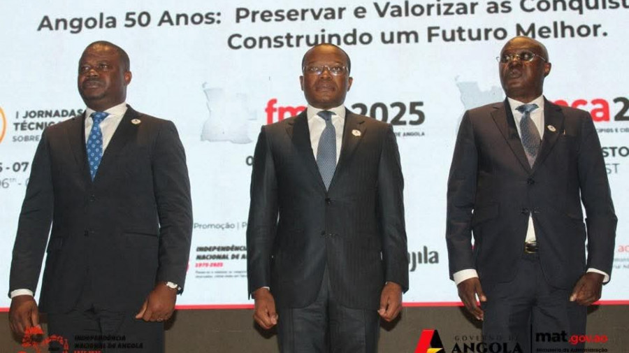 Ministro de Estado e Chefe da Civil, Adão de Almeida, (centro) preside fórum dos municípios e cidades de Angola