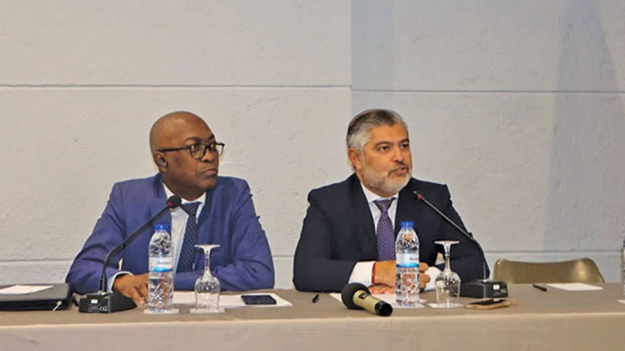 Ministro do Planeamento (à esq.) com o representante do Banco Mundial em Angola