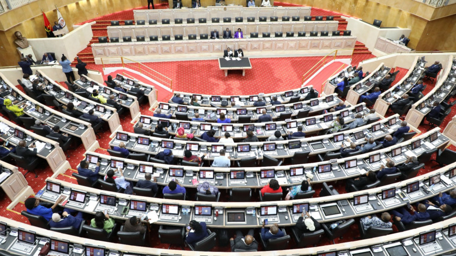 Plenária da Assembleia Nacional de Angola em acto de votação