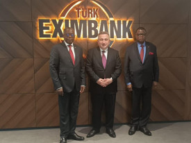 Embaixador de Angola na Turquia (esq), com o presidente do Conselho de Administração do Eximbank - Cedida