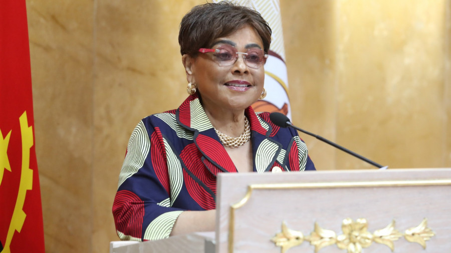 Presidente da Assembleia Nacional, Carolina Cerqueira, discursa no encerramento do ano legislativo