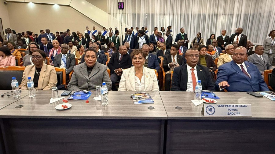 Presidente da Assembleia Nacional, Carolina Cerqueira, (centro) assiste cerim&oacute;nia de ades&atilde;o do Madag&aacute;scar ao Parlamento Regional da SADC 