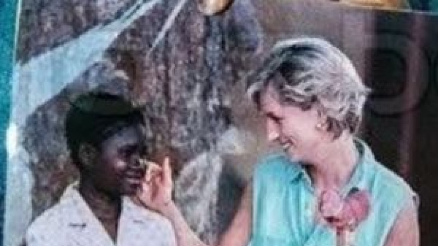 Princesa Diana e a menina Justina C&eacute;sar, fotografadas em 1997