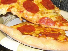 Turistas francesas estendidos nas redes sociais por comer pizza sem pagar - DR