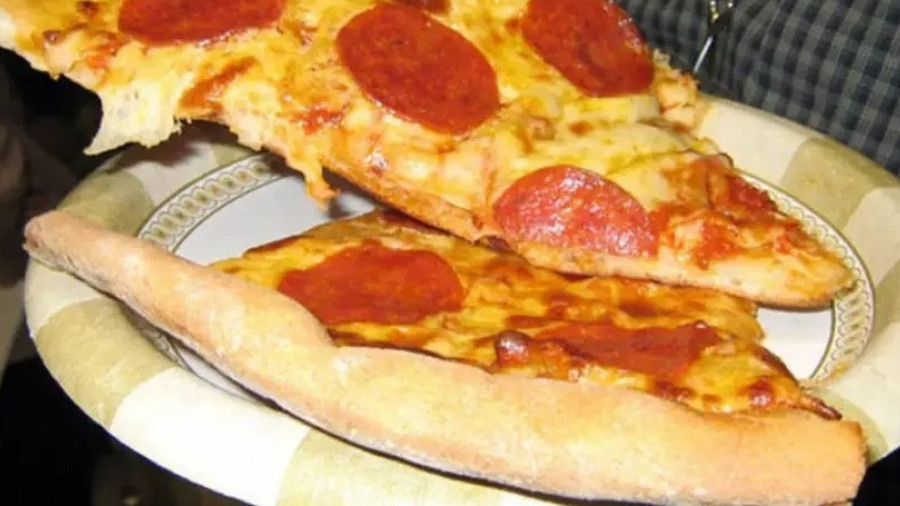 Turistas francesas estendidos nas redes sociais por comer pizza sem pagar