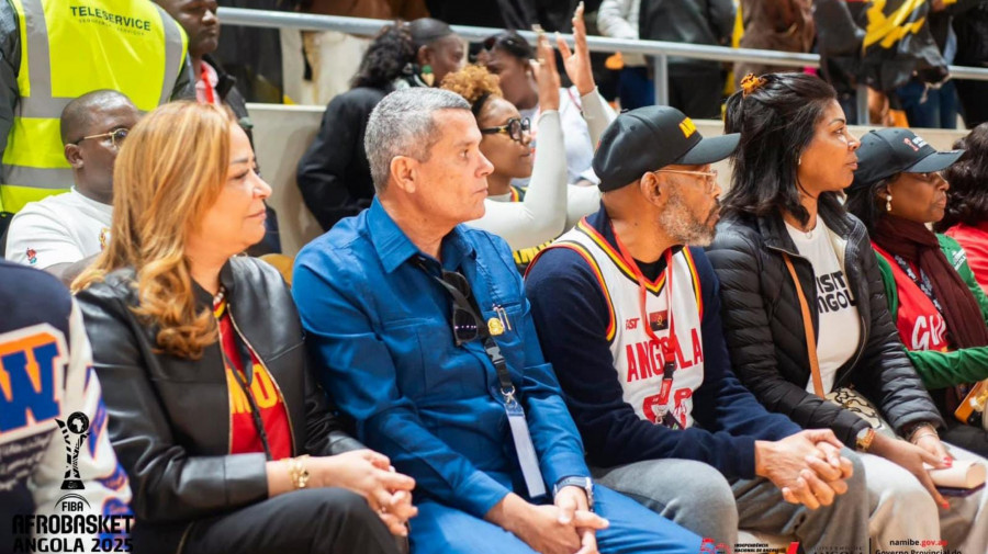 Ministro da Juventude e Desportos, Rui Falcão, (2º a esq.) assiste uma das partidas do Afrobasket2025, no Namibe