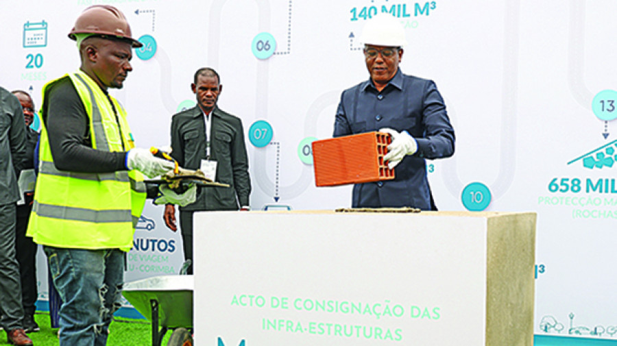 Ministro de Estado para Coordenação Económica, José de Lima Massano, lança a pedra das obras da marginal da Corimba