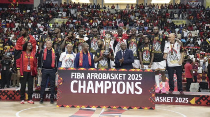Presidente da República posa com os campeões africanos do Afrobasket2025 - CIPRA