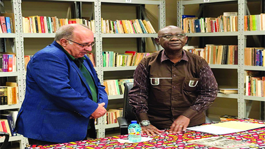 Escritor e jornalista João Belizário (esq.) entrega acervo da revista África21 ao Arquivo Nacional de Angola
