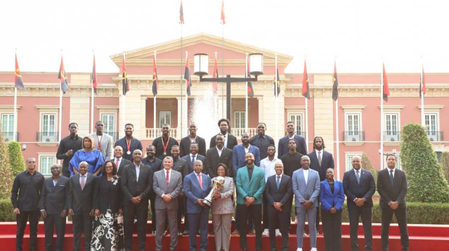 Presidente João Lourenço fotografado com os integrantes da selecção de basquetebol vencedora do Afrobasket2025, no Palácio Presidencial