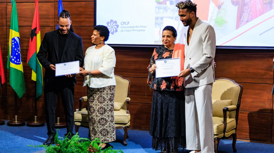 Entrega de diploma ao grupo musical Calema
